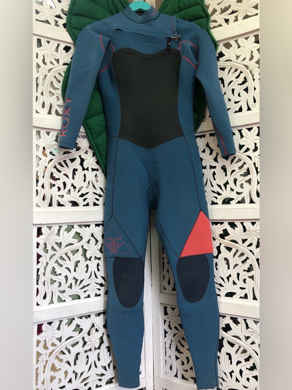 Roxy womens 3/2 blue and Coral/red Full suit Neoprene Wetsuit. Size 8. Neck zip.